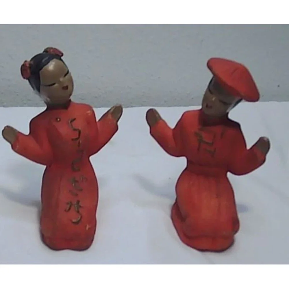 Vintage Asian Kneeling Man and Woman in Red Salt and Pepper Shakers 3.5